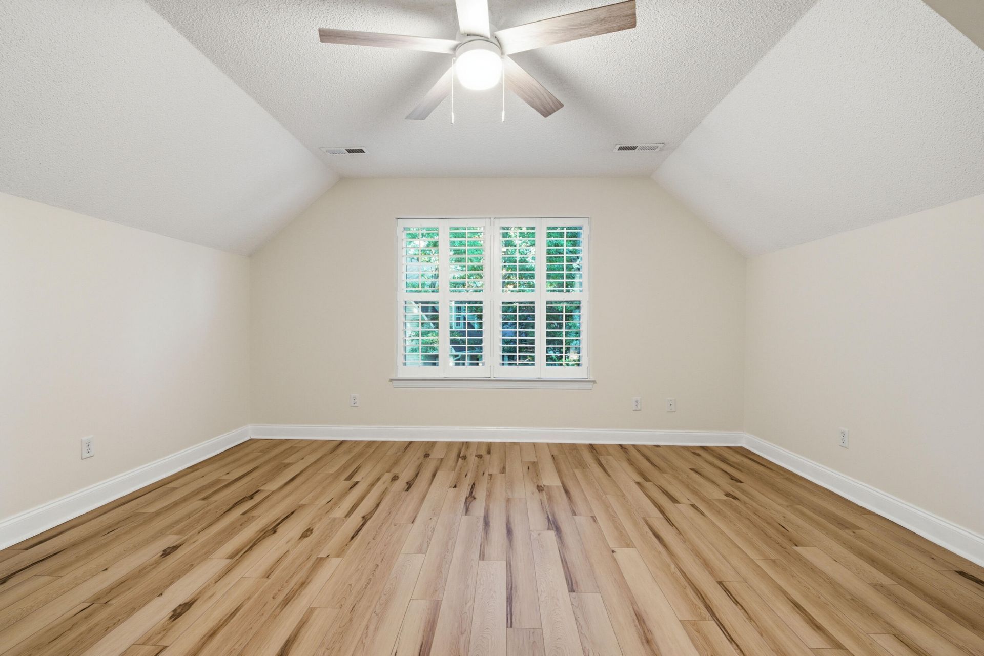 305 Gleneagles Drive Photo 44