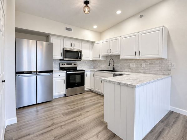 10121 Sutton Drive, Unit 10, Urbandale, IA 50322