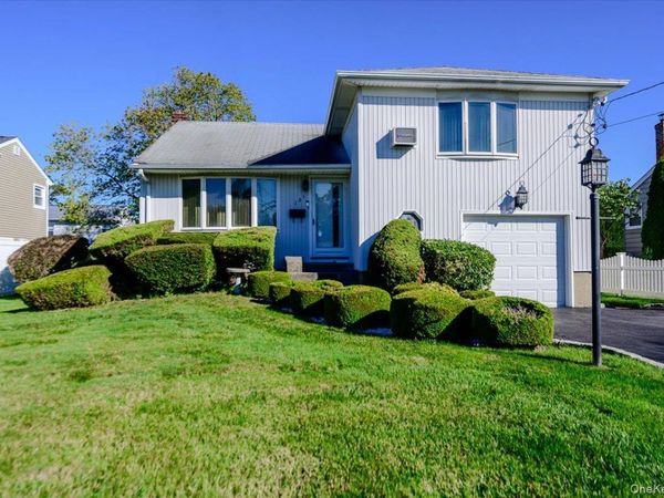 121 Pine Street , Massapequa Park, NY 11762