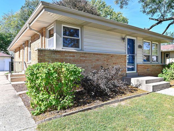 4123 N 95th St, Wauwatosa, WI 53222