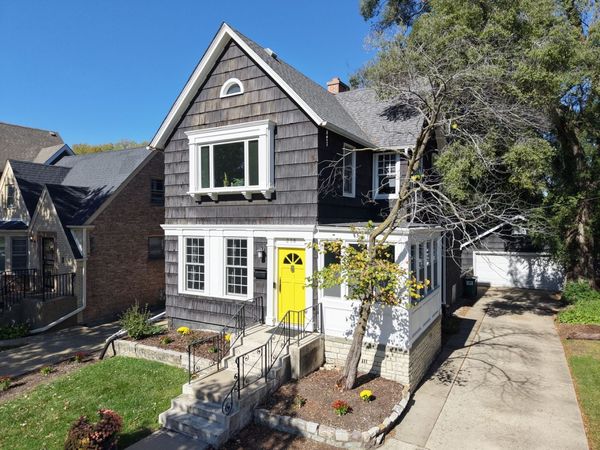 250 Iowa Street , Oak Park, IL 60302