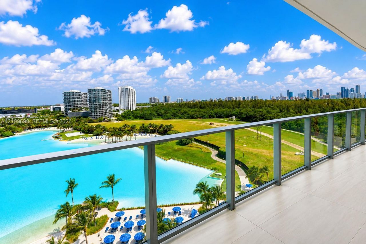 2411 Laguna Circle, Unit 810, North Miami, FL 33181 Photo
