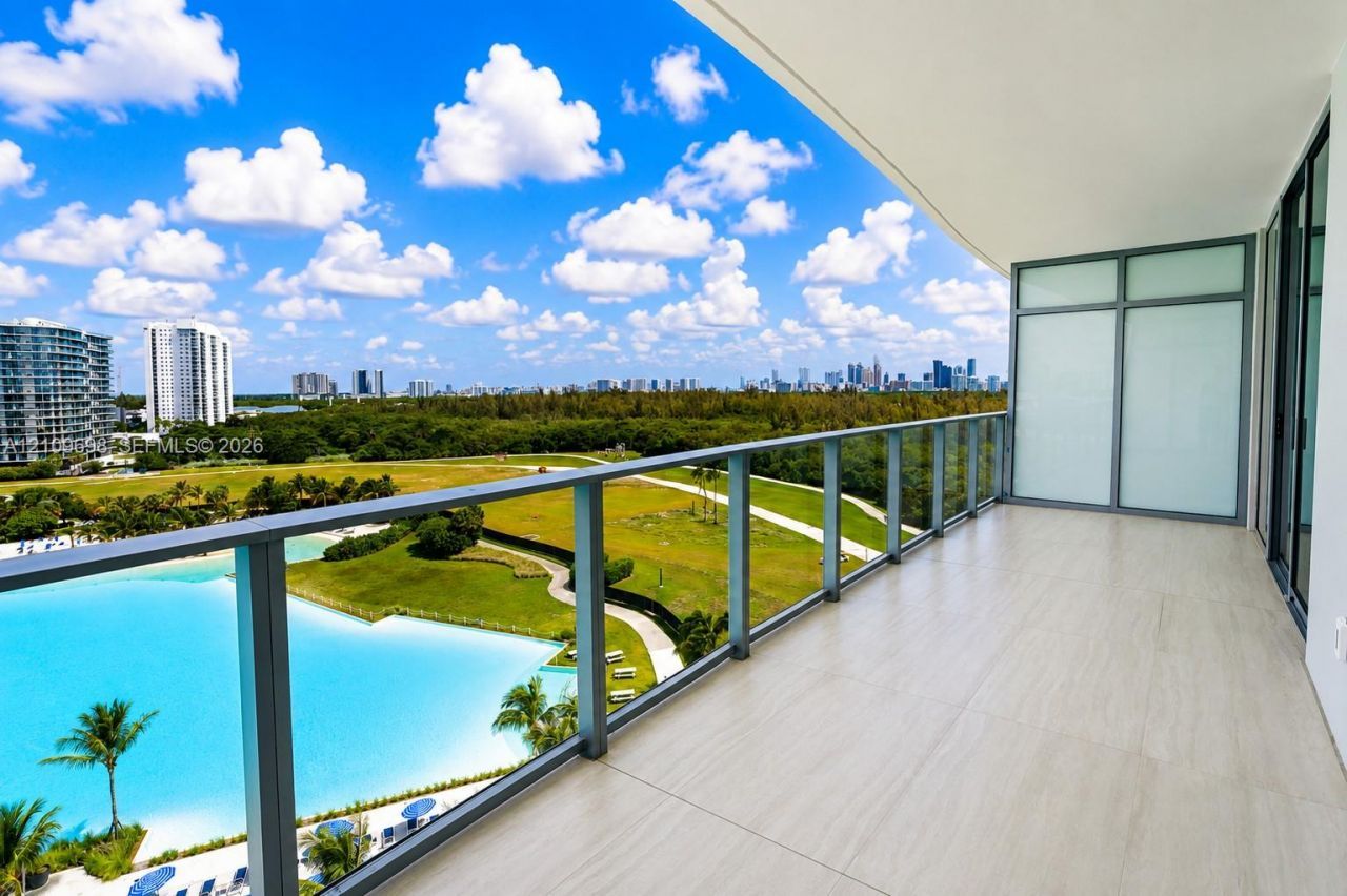 2411 Laguna Circle, Unit 810, North Miami, FL 33181 Photo