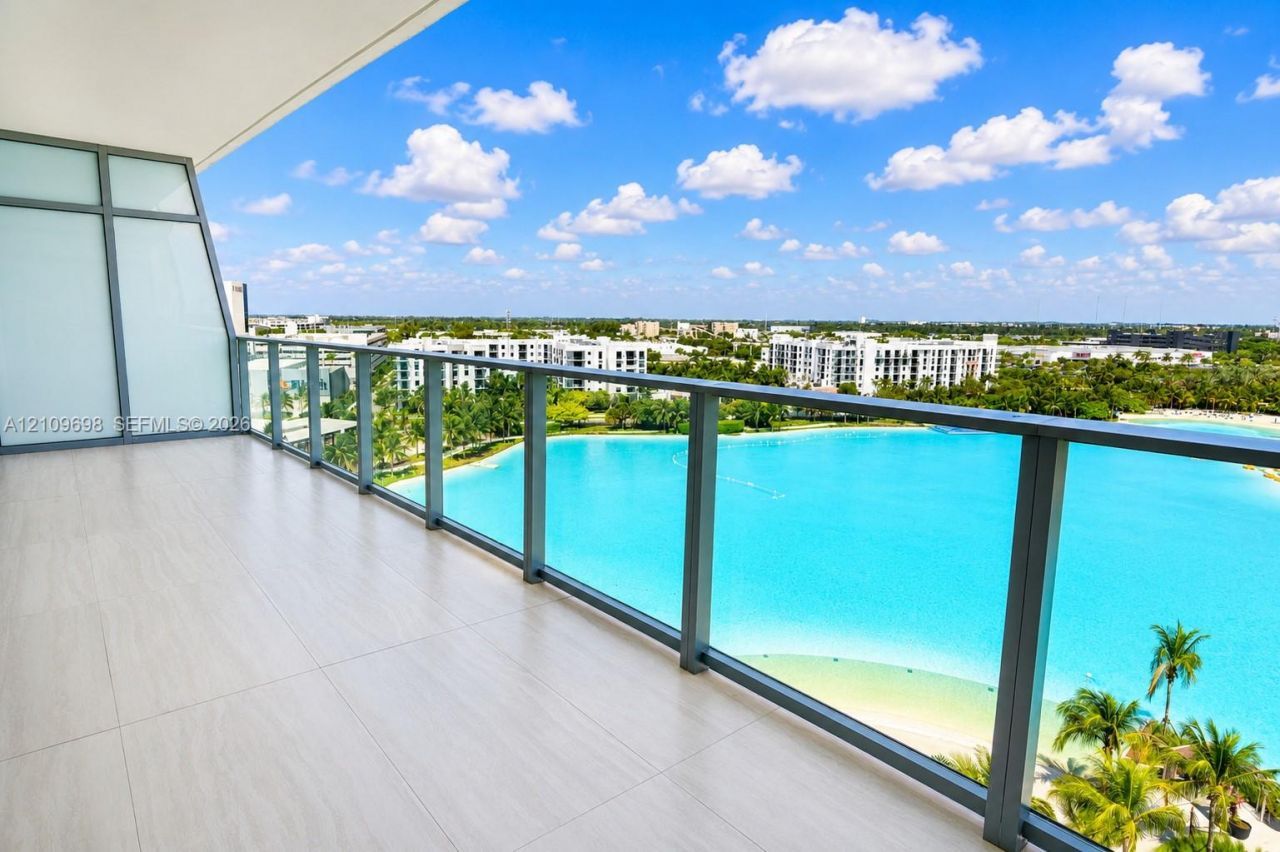 2411 Laguna Circle, Unit 810, North Miami, FL 33181 Photo