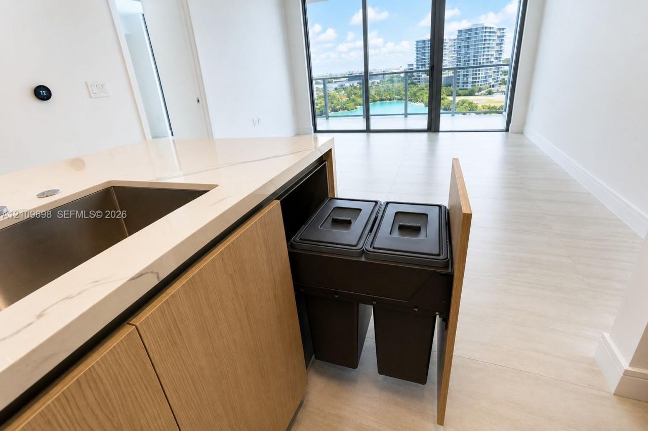 2411 Laguna Circle, Unit 810, North Miami, FL 33181 Photo