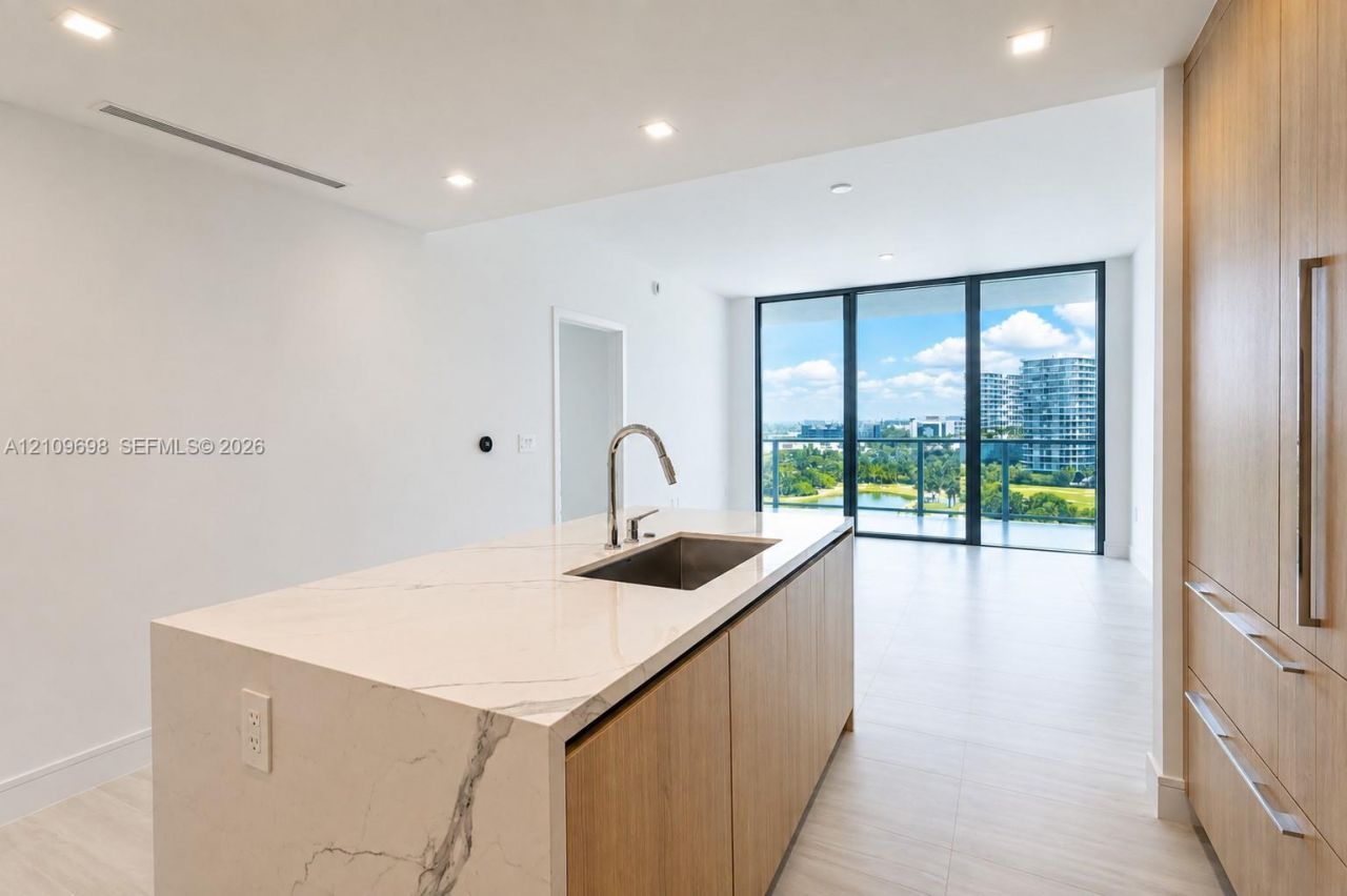 2411 Laguna Circle, Unit 810, North Miami, FL 33181 Photo