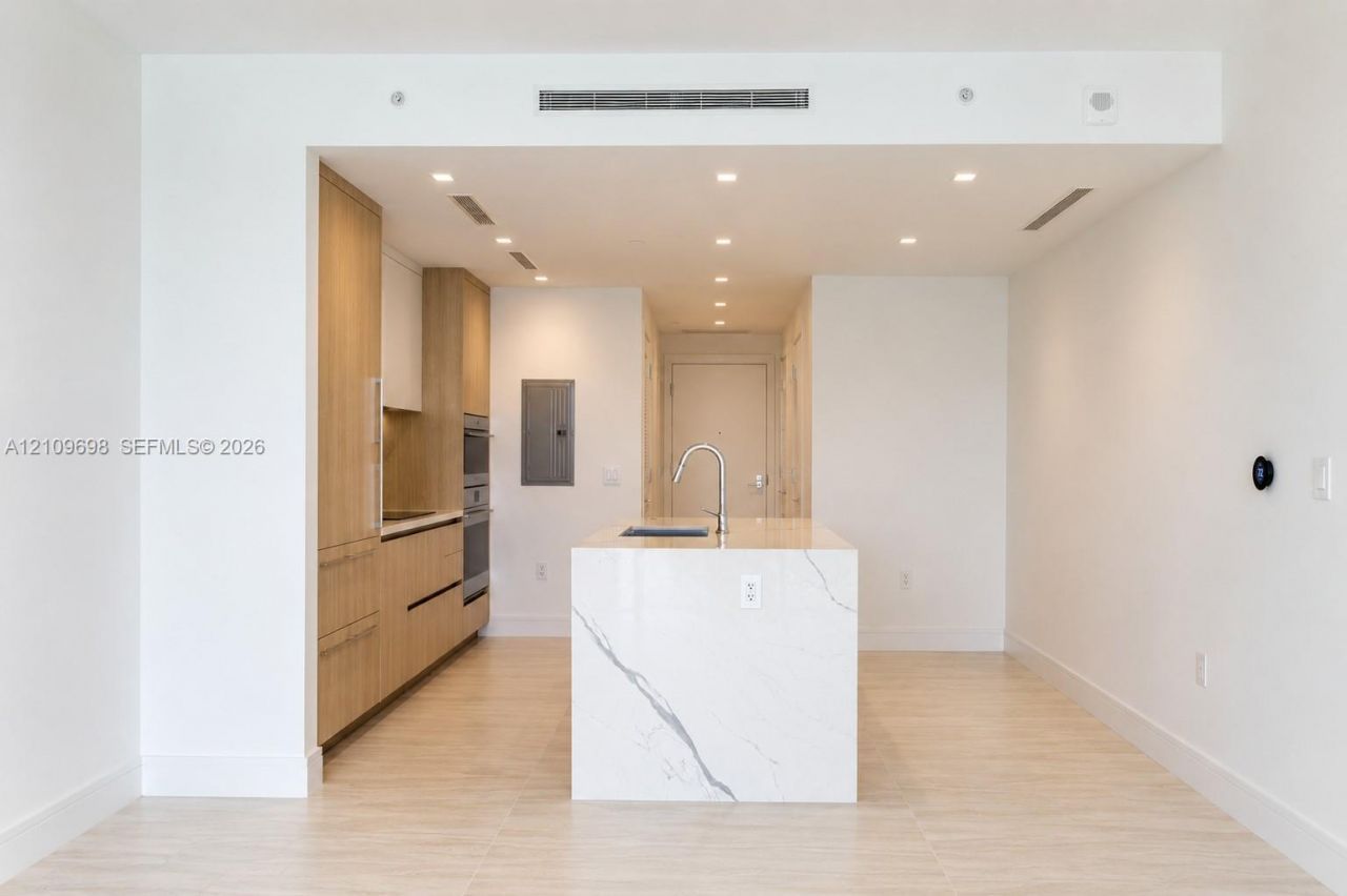 2411 Laguna Circle, Unit 810, North Miami, FL 33181 Photo