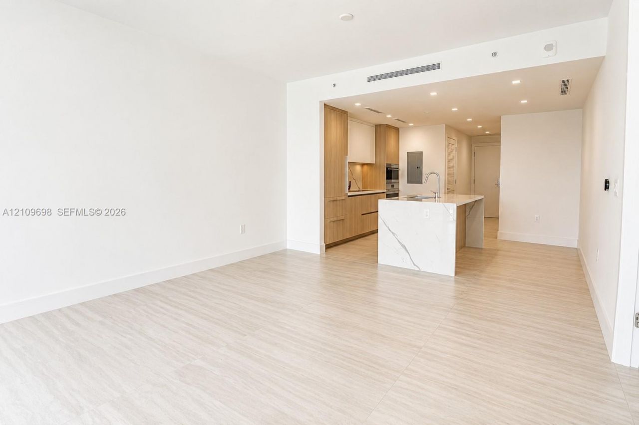 2411 Laguna Circle, Unit 810, North Miami, FL 33181 Photo