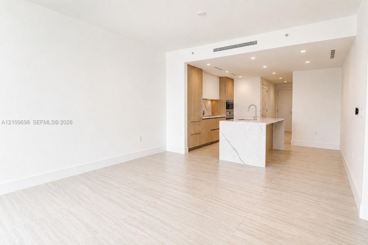 2411 Laguna Circle, Unit 810, North Miami, FL 33181 Photo