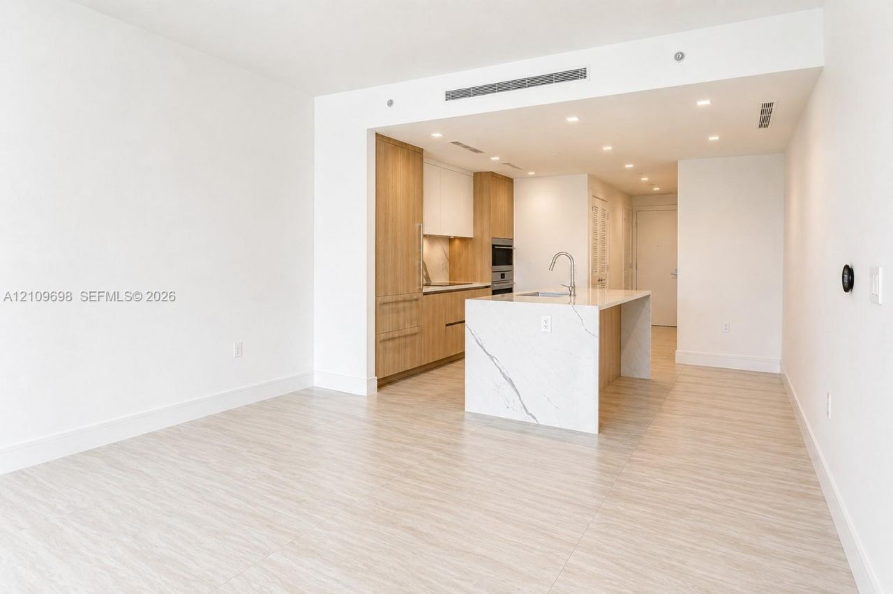 2411 Laguna Circle, Unit 810, North Miami, FL 33181 Photo