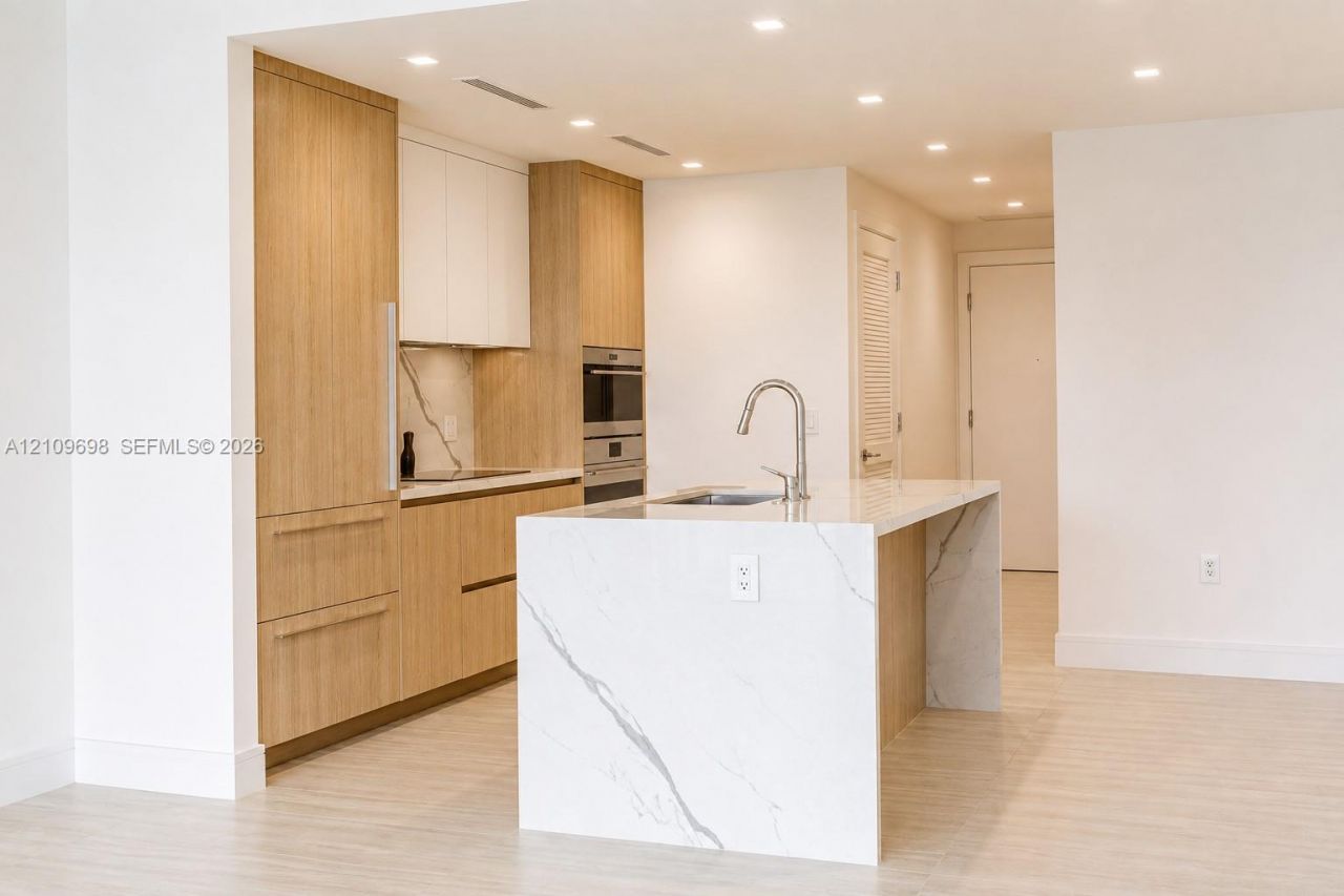 2411 Laguna Circle, Unit 810, North Miami, FL 33181 Photo