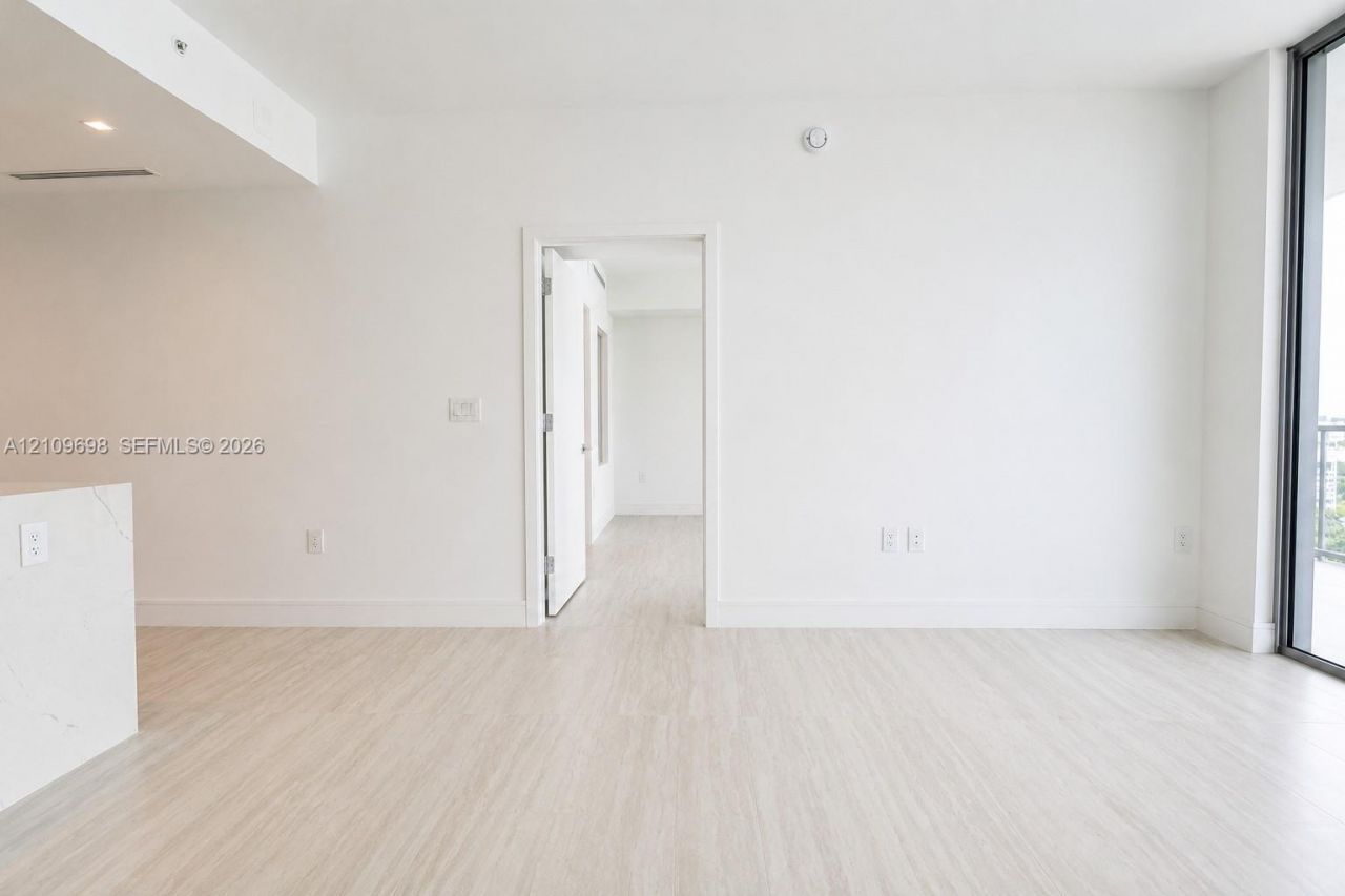 2411 Laguna Circle, Unit 810, North Miami, FL 33181 Photo