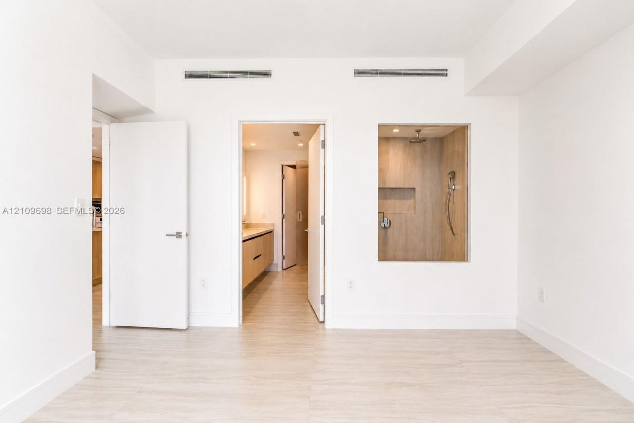 2411 Laguna Circle, Unit 810, North Miami, FL 33181 Photo
