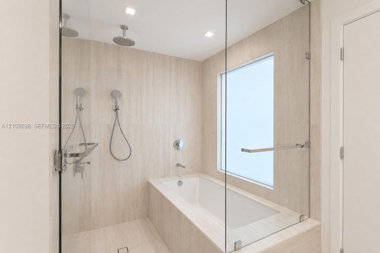 2411 Laguna Circle, Unit 810, North Miami, FL 33181 Photo
