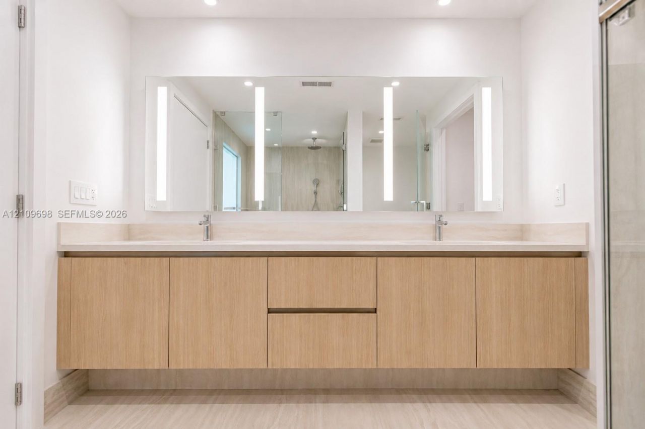 2411 Laguna Circle, Unit 810, North Miami, FL 33181 Photo