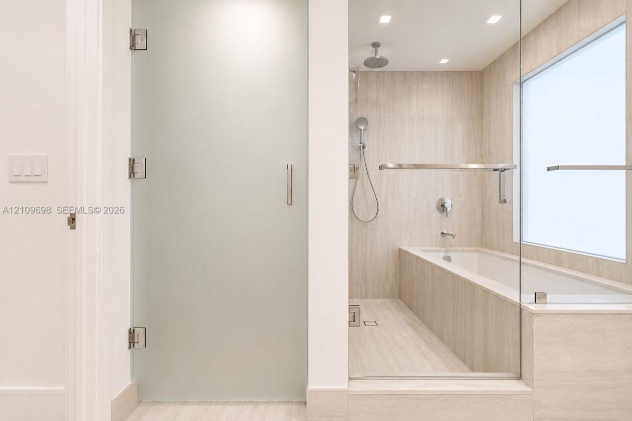 2411 Laguna Circle, Unit 810, North Miami, FL 33181 Photo