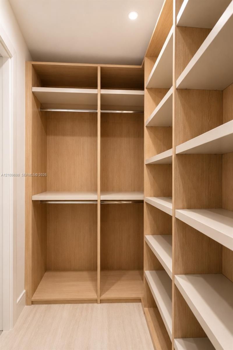 2411 Laguna Circle, Unit 810, North Miami, FL 33181 Photo