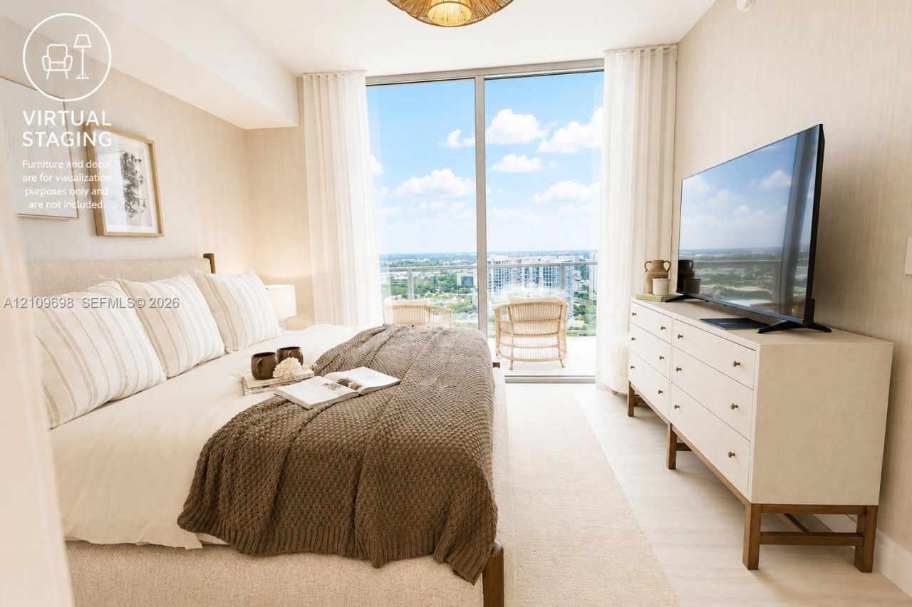 2411 Laguna Circle, Unit 810, North Miami, FL 33181 Photo