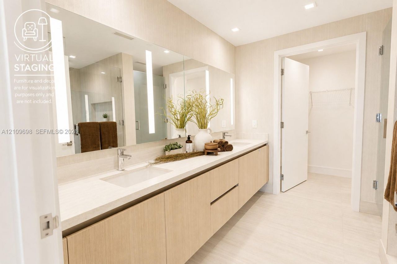 2411 Laguna Circle, Unit 810, North Miami, FL 33181 Photo