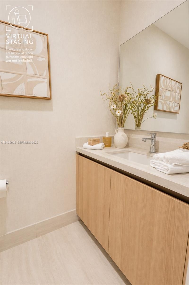 2411 Laguna Circle, Unit 810, North Miami, FL 33181 Photo