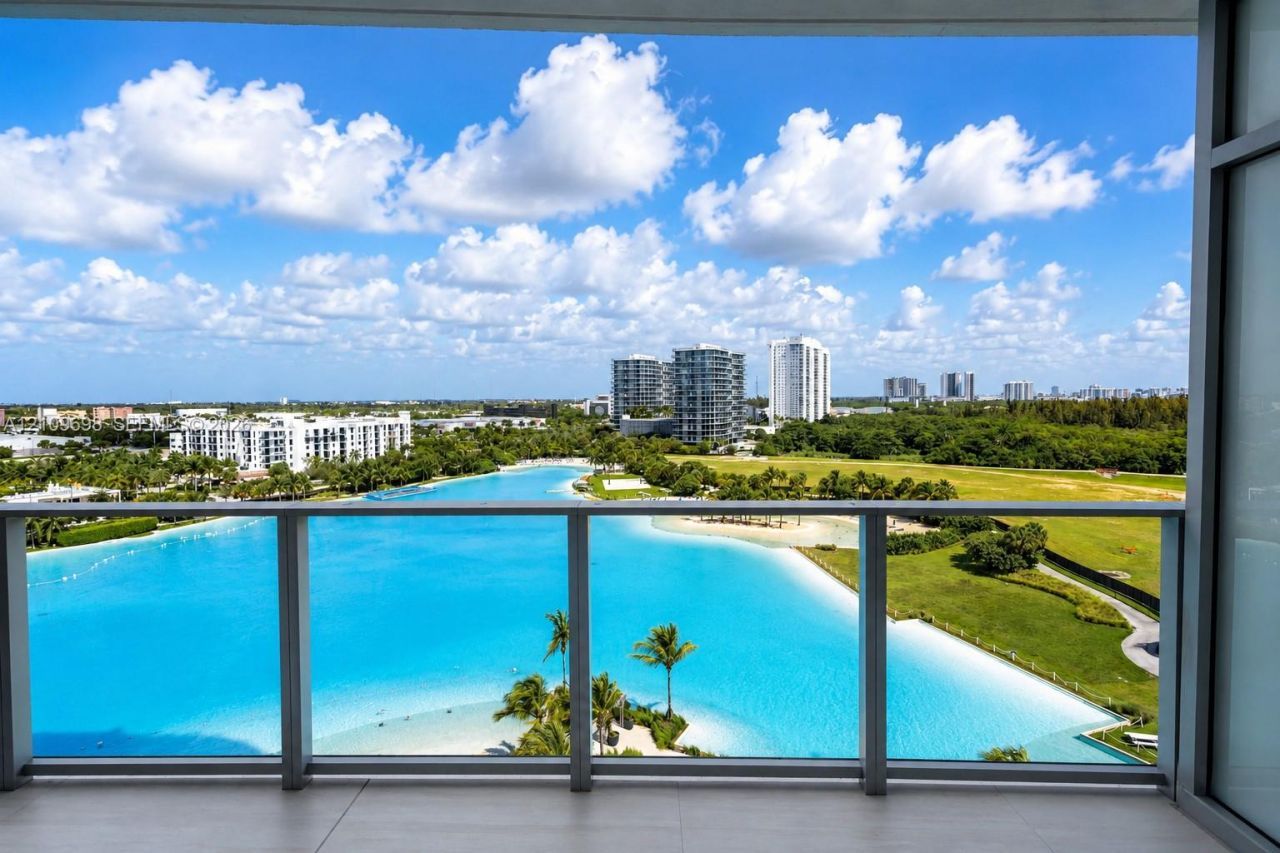 2411 Laguna Circle, Unit 810, North Miami, FL 33181 Photo