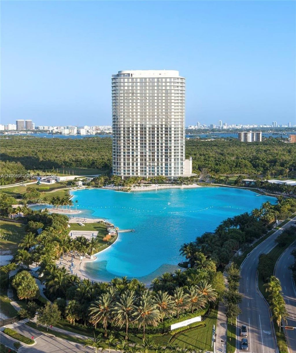 2411 Laguna Circle, Unit 810, North Miami, FL 33181 Photo