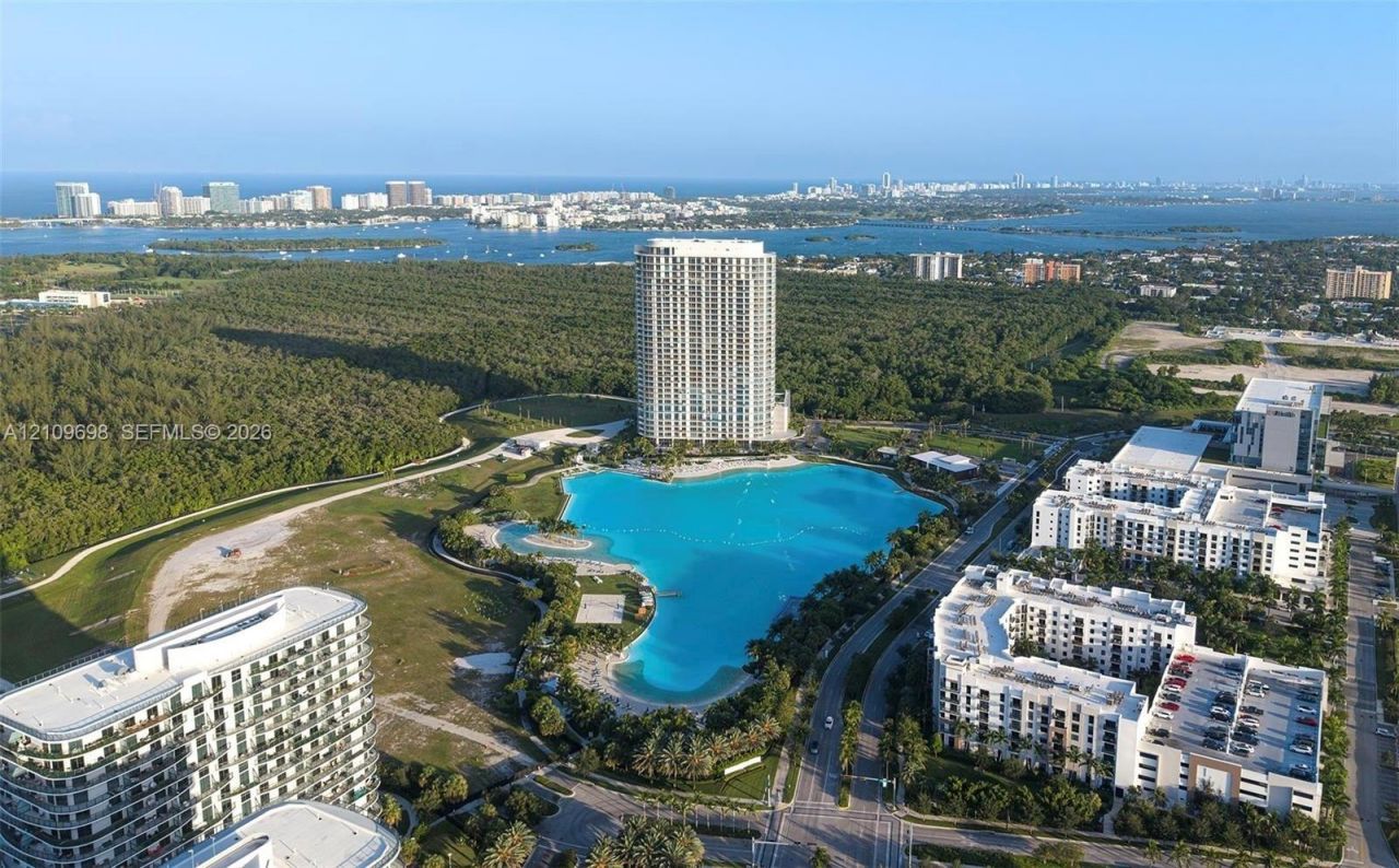 2411 Laguna Circle, Unit 810, North Miami, FL 33181 Photo
