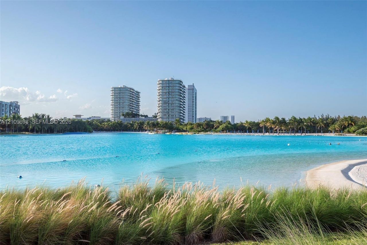 2411 Laguna Circle, Unit 810, North Miami, FL 33181 Photo