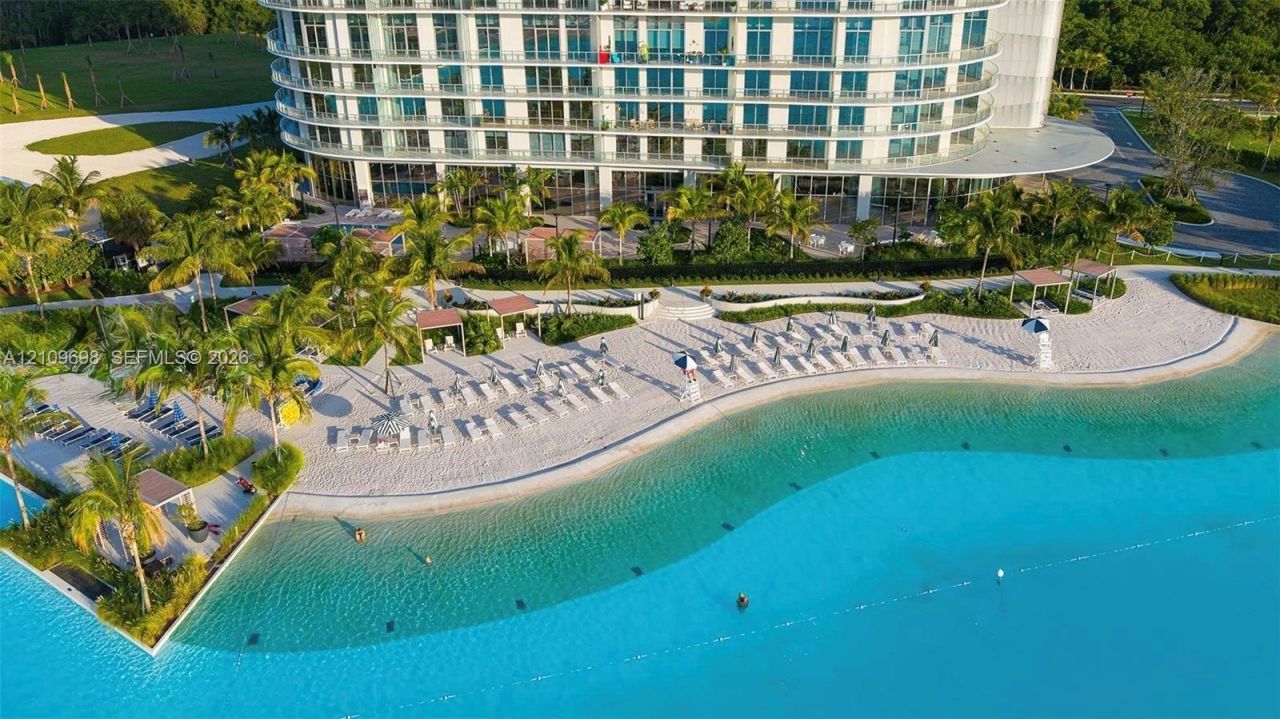 2411 Laguna Circle, Unit 810, North Miami, FL 33181 Photo