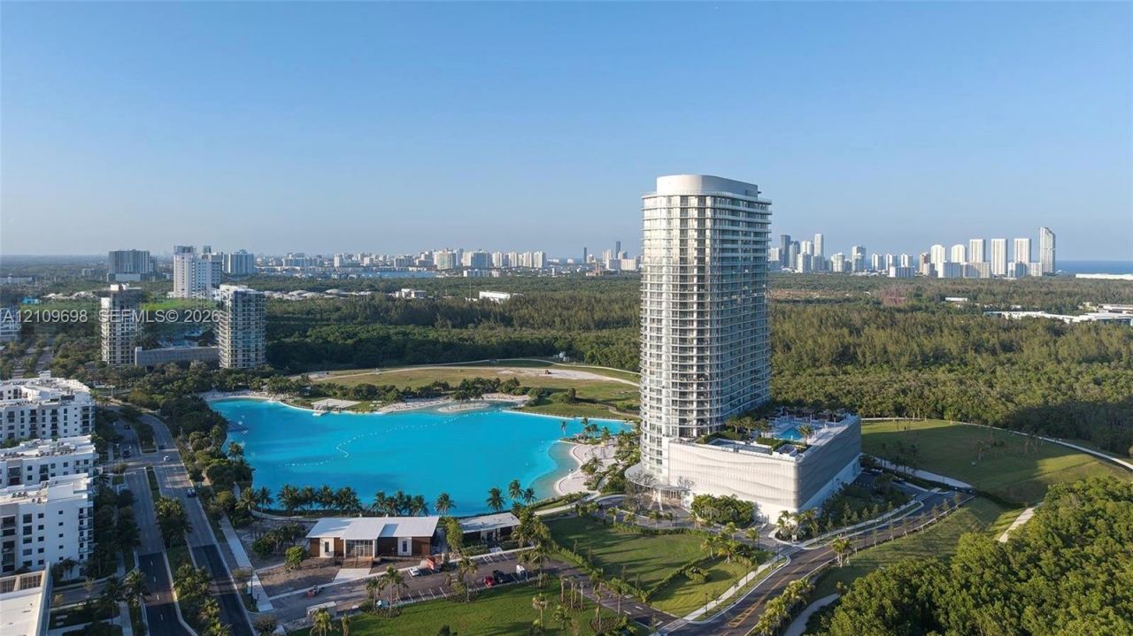 2411 Laguna Circle, Unit 810, North Miami, FL 33181 Photo