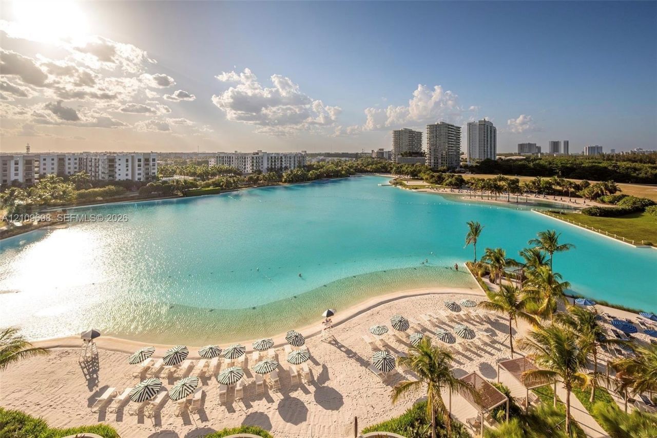 2411 Laguna Circle, Unit 810, North Miami, FL 33181 Photo
