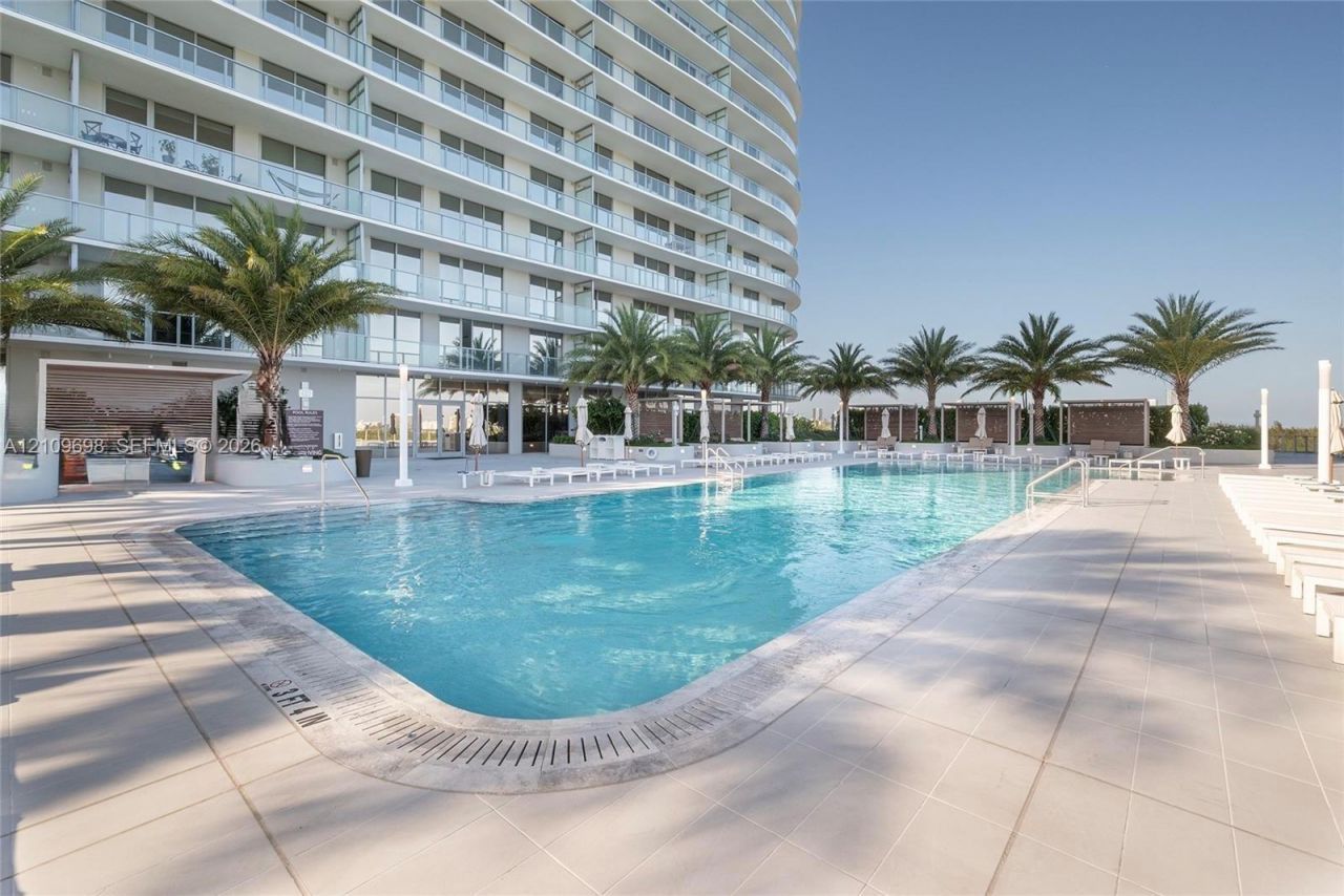 2411 Laguna Circle, Unit 810, North Miami, FL 33181 Photo