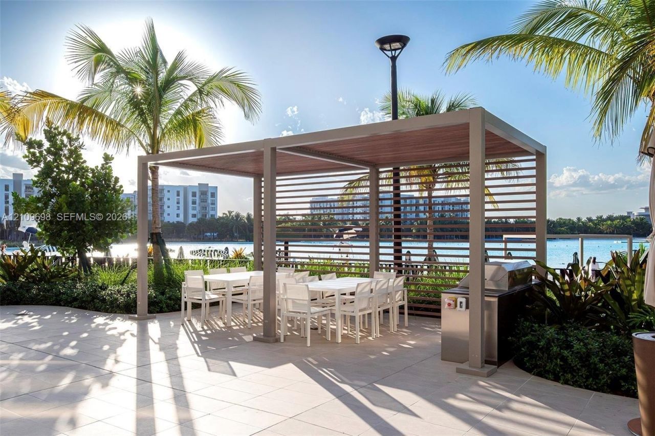 2411 Laguna Circle, Unit 810, North Miami, FL 33181 Photo