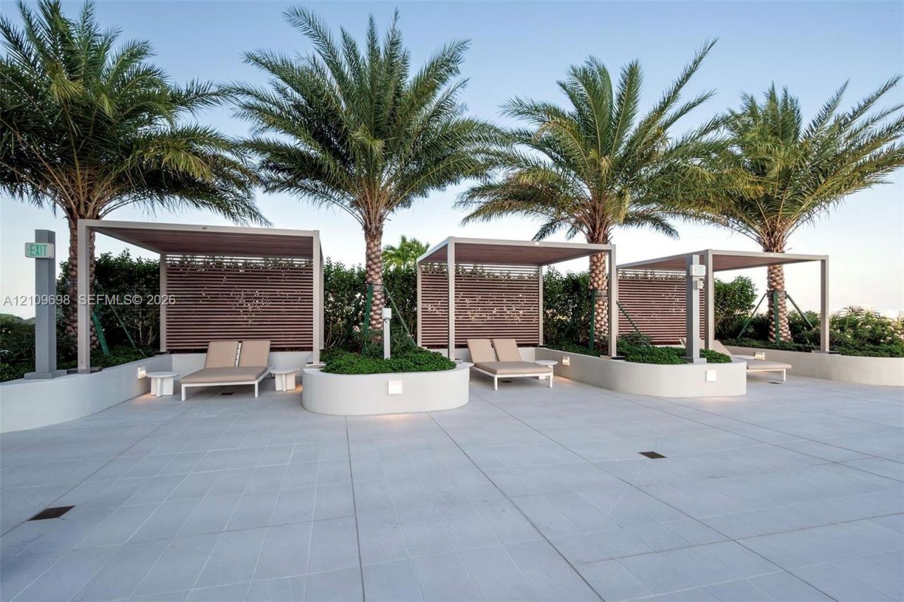 2411 Laguna Circle, Unit 810, North Miami, FL 33181 Photo