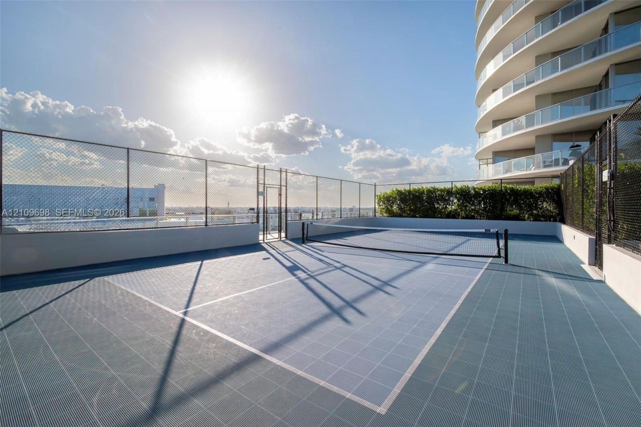 2411 Laguna Circle, Unit 810, North Miami, FL 33181 Photo