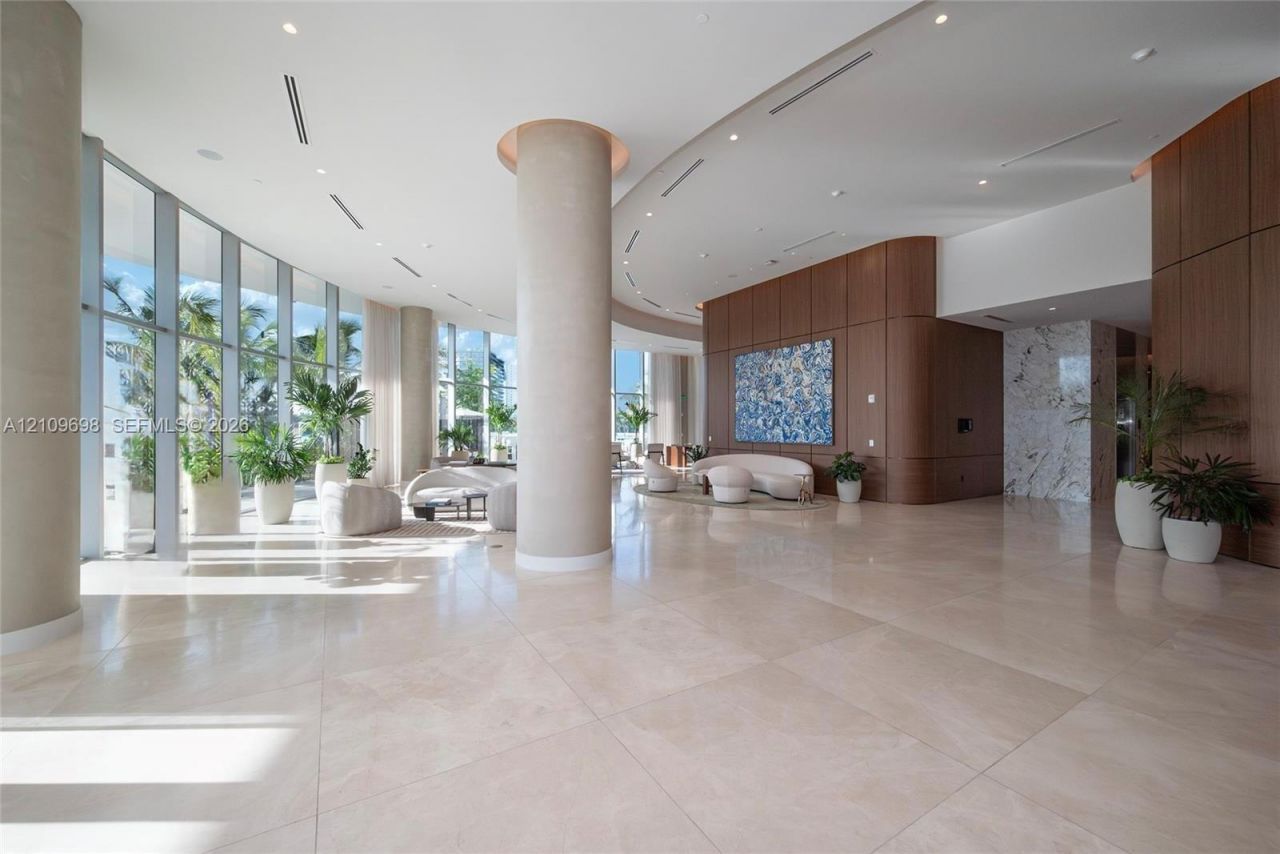 2411 Laguna Circle, Unit 810, North Miami, FL 33181 Photo