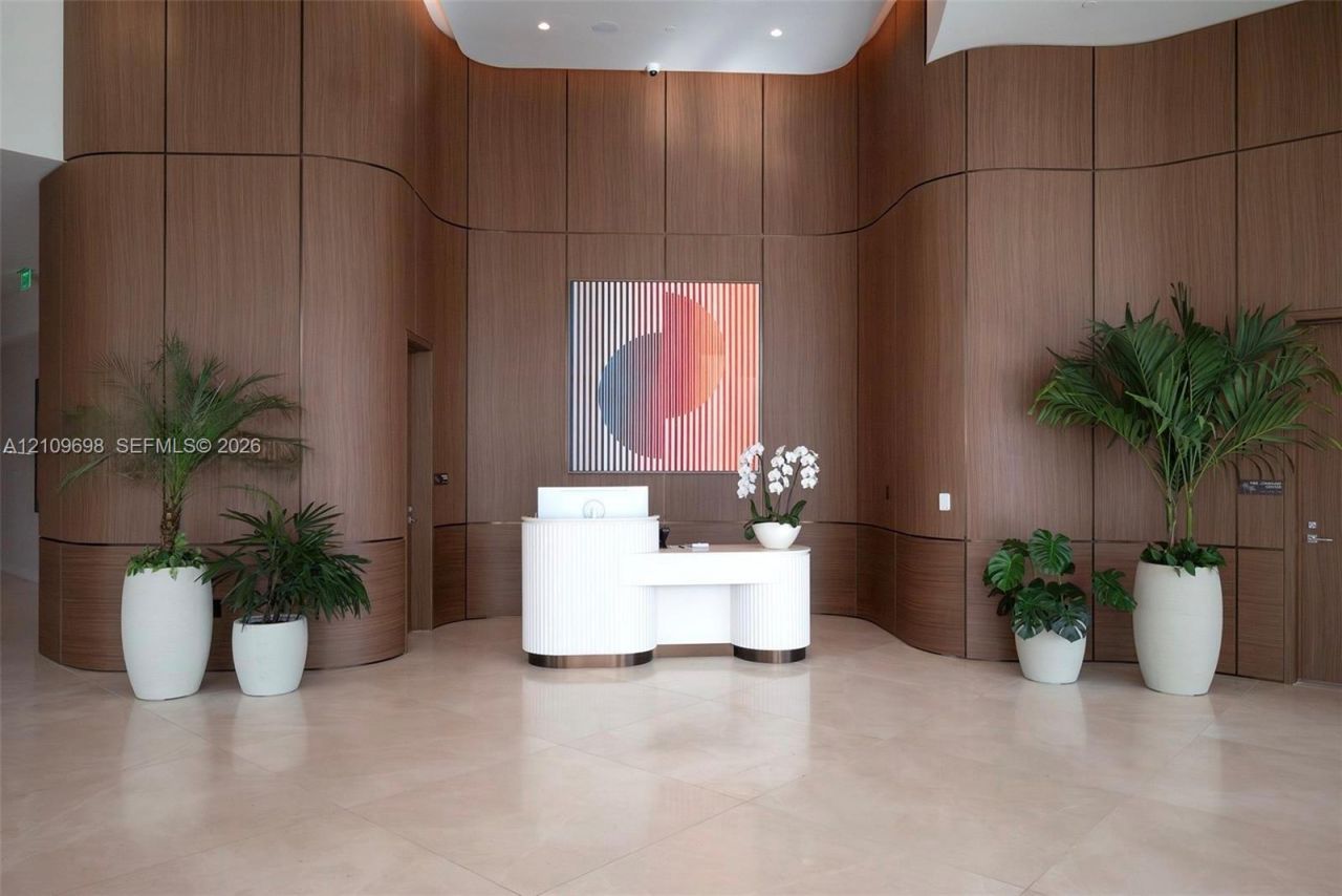 2411 Laguna Circle, Unit 810, North Miami, FL 33181 Photo