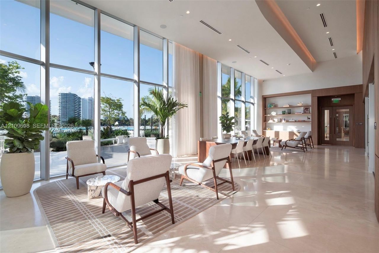 2411 Laguna Circle, Unit 810, North Miami, FL 33181 Photo