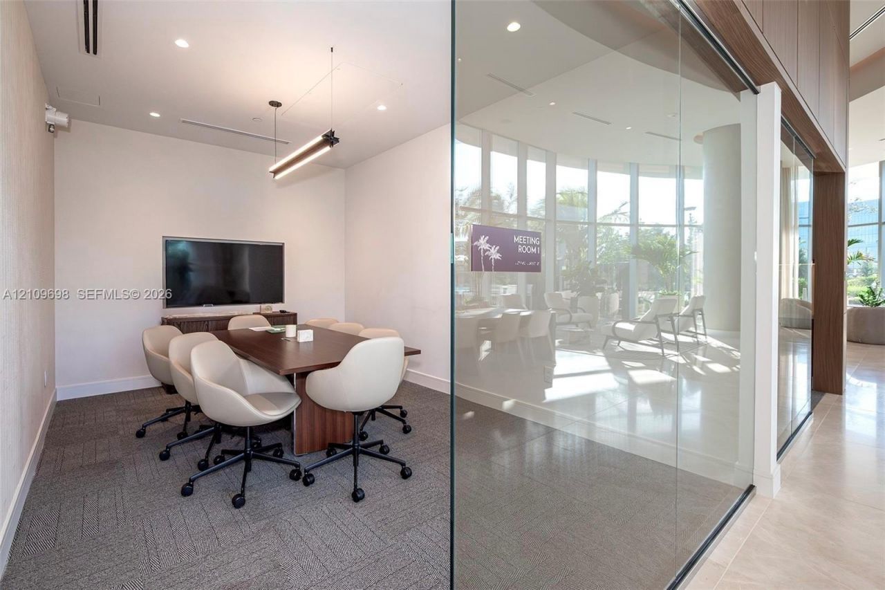 2411 Laguna Circle, Unit 810, North Miami, FL 33181 Photo