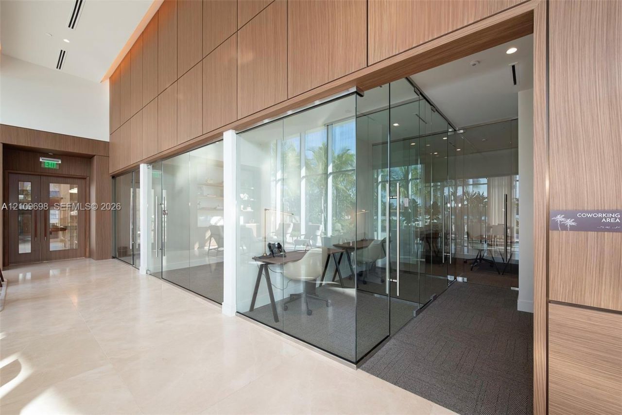 2411 Laguna Circle, Unit 810, North Miami, FL 33181 Photo