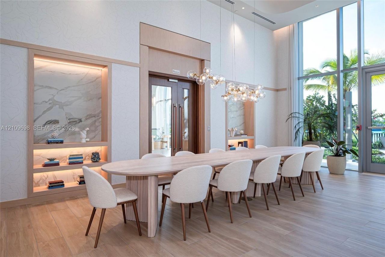 2411 Laguna Circle, Unit 810, North Miami, FL 33181 Photo