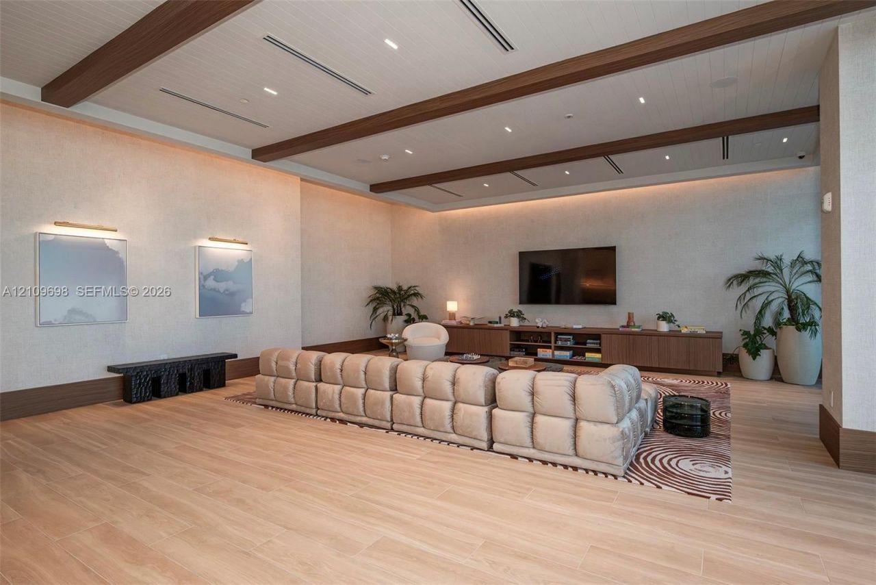 2411 Laguna Circle, Unit 810, North Miami, FL 33181 Photo