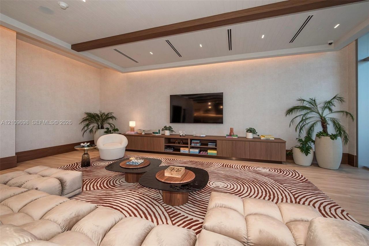 2411 Laguna Circle, Unit 810, North Miami, FL 33181 Photo