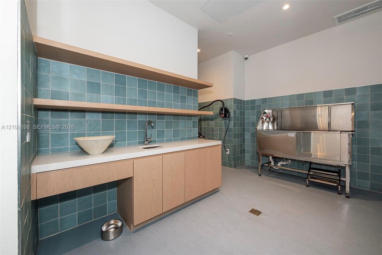 2411 Laguna Circle, Unit 810, North Miami, FL 33181 Photo