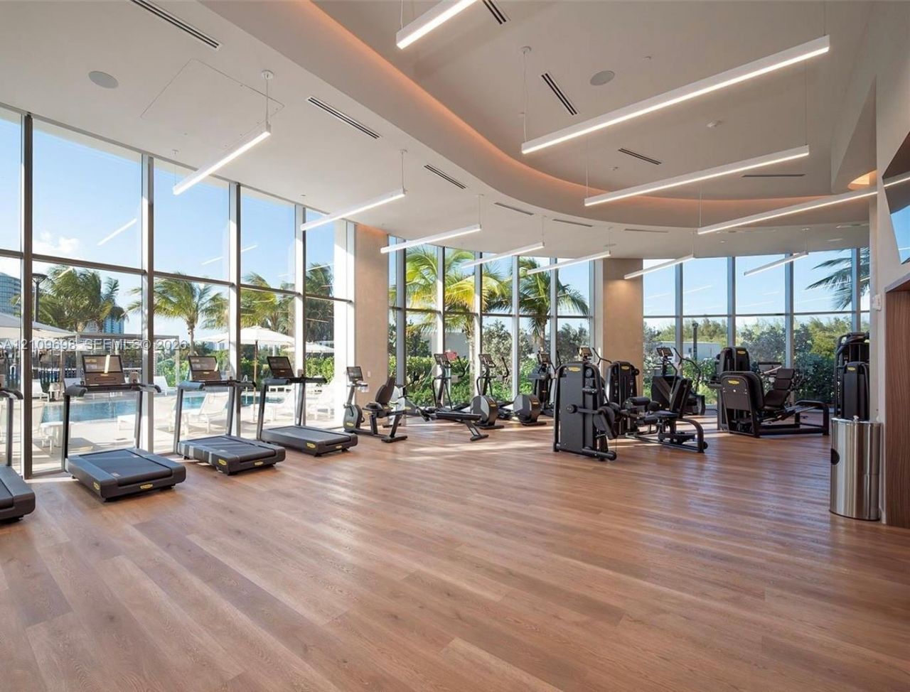2411 Laguna Circle, Unit 810, North Miami, FL 33181 Photo