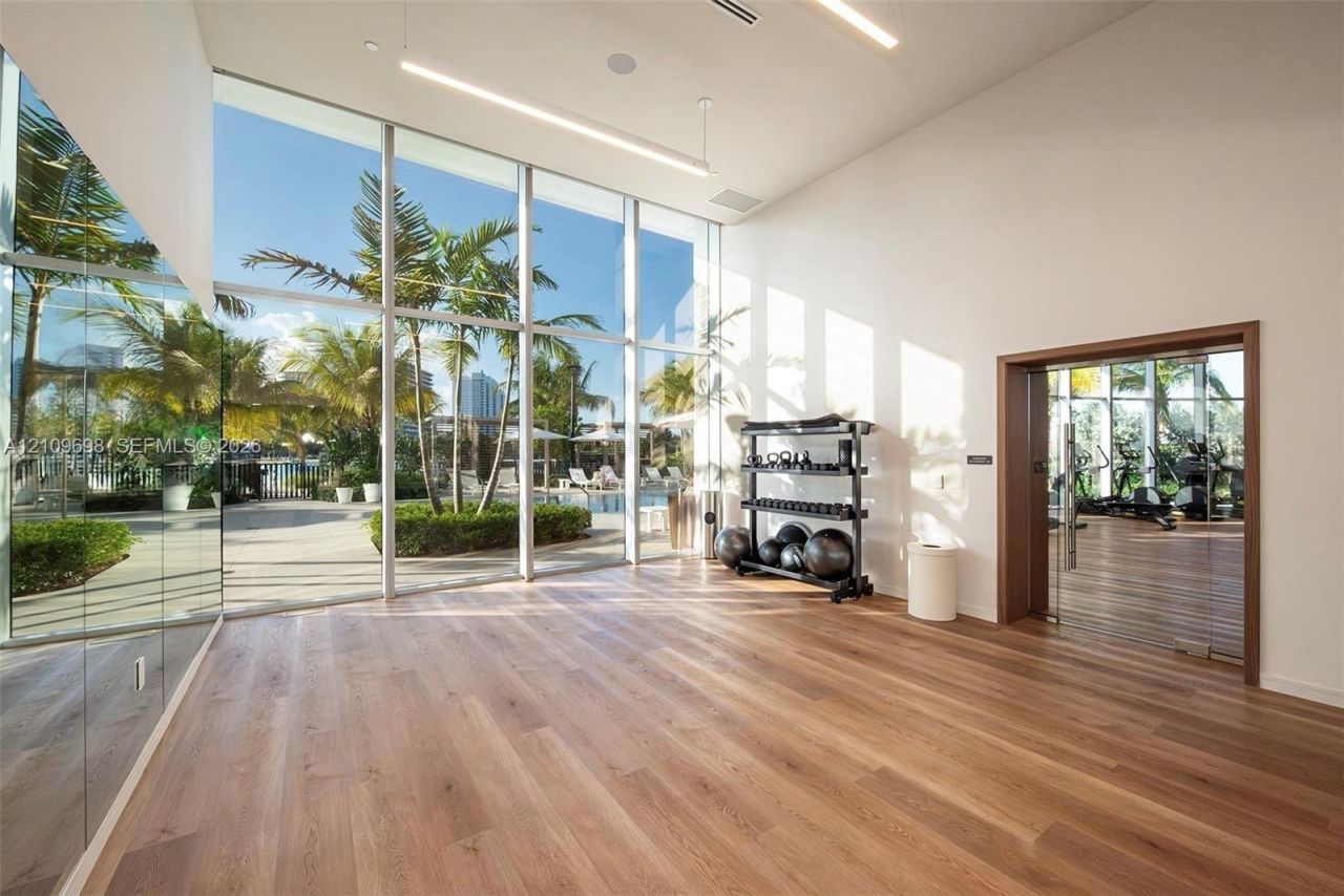 2411 Laguna Circle, Unit 810, North Miami, FL 33181 Photo
