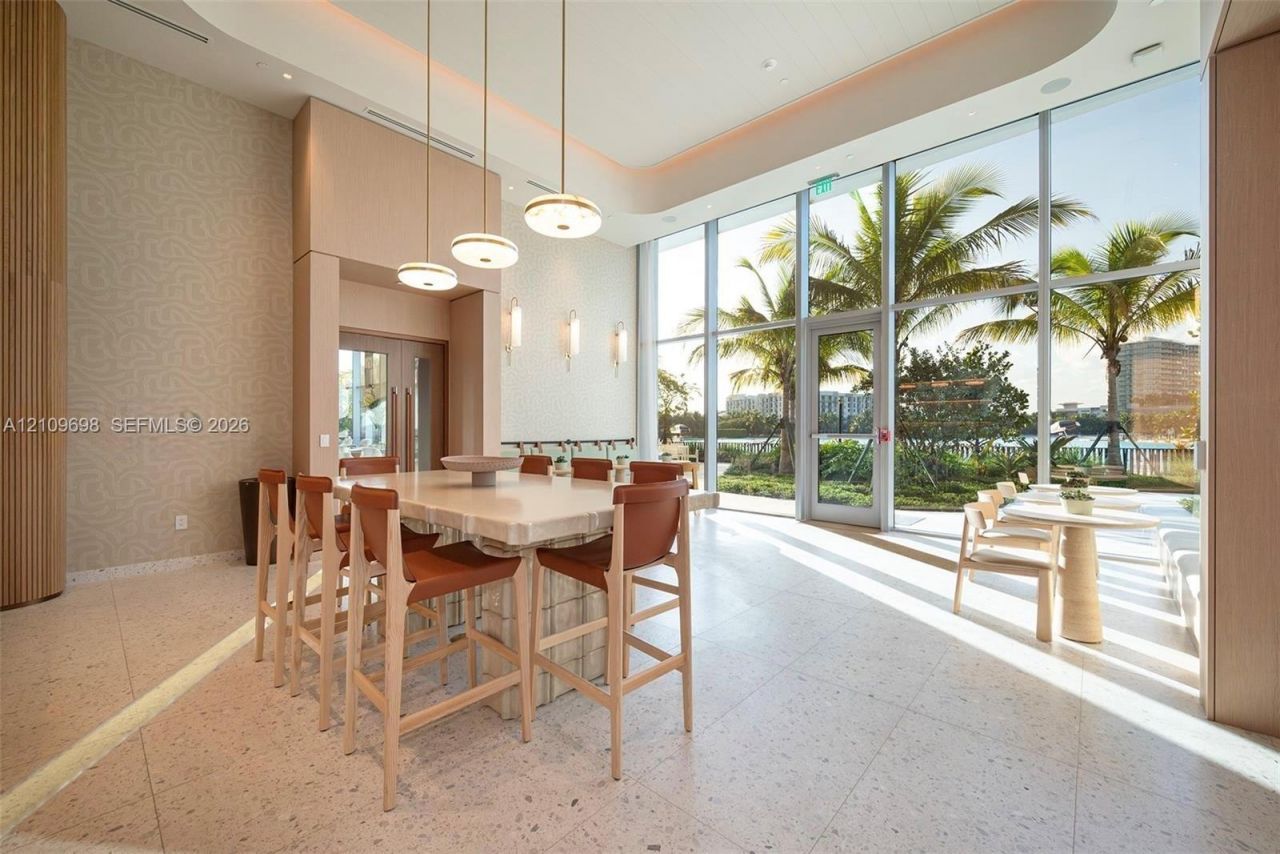 2411 Laguna Circle, Unit 810, North Miami, FL 33181 Photo