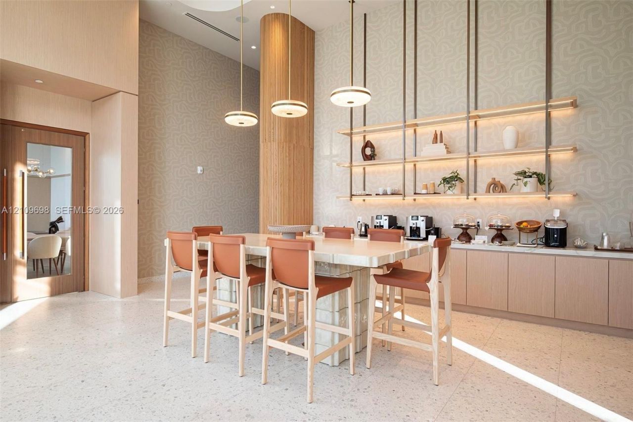 2411 Laguna Circle, Unit 810, North Miami, FL 33181 Photo