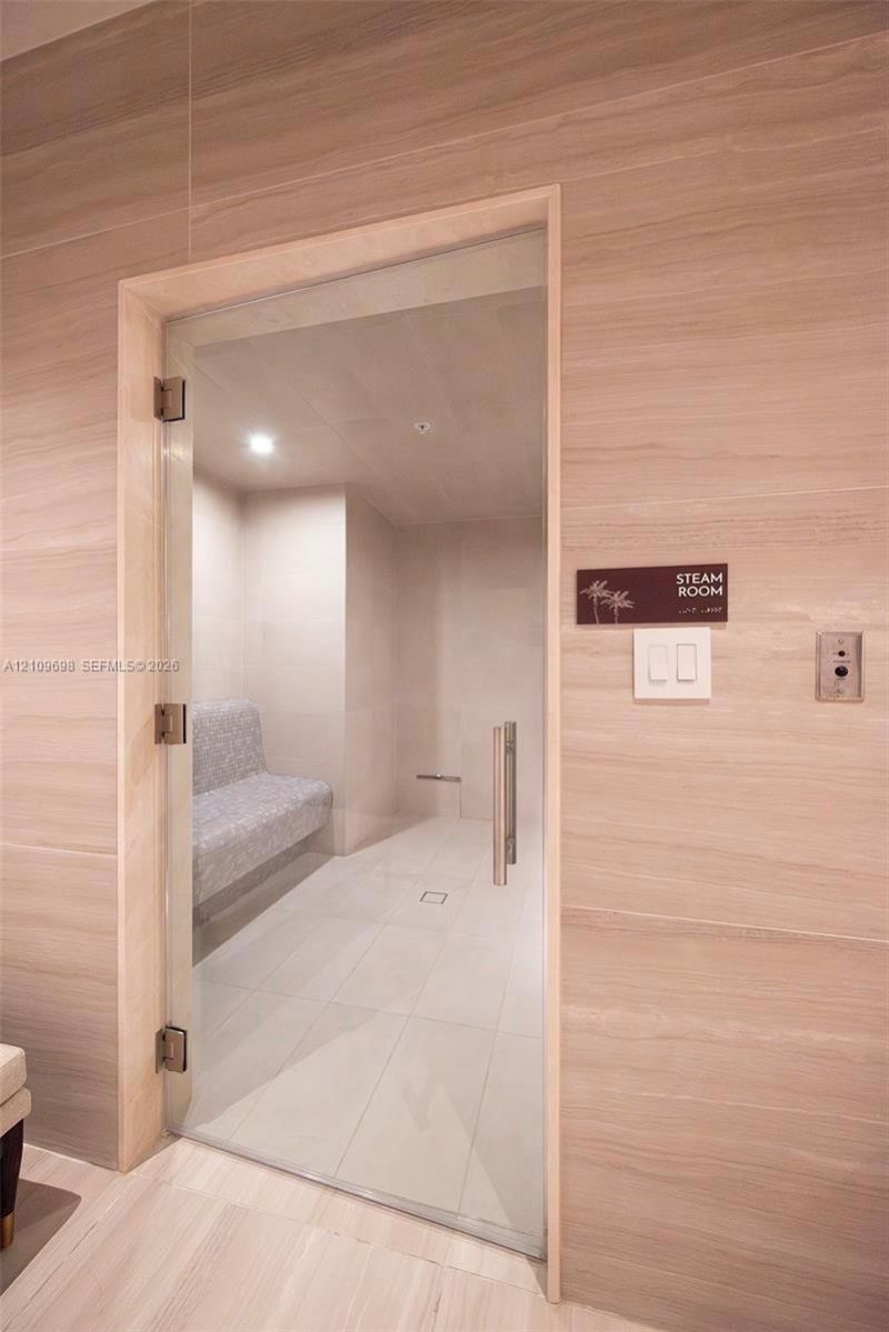 2411 Laguna Circle, Unit 810, North Miami, FL 33181 Photo