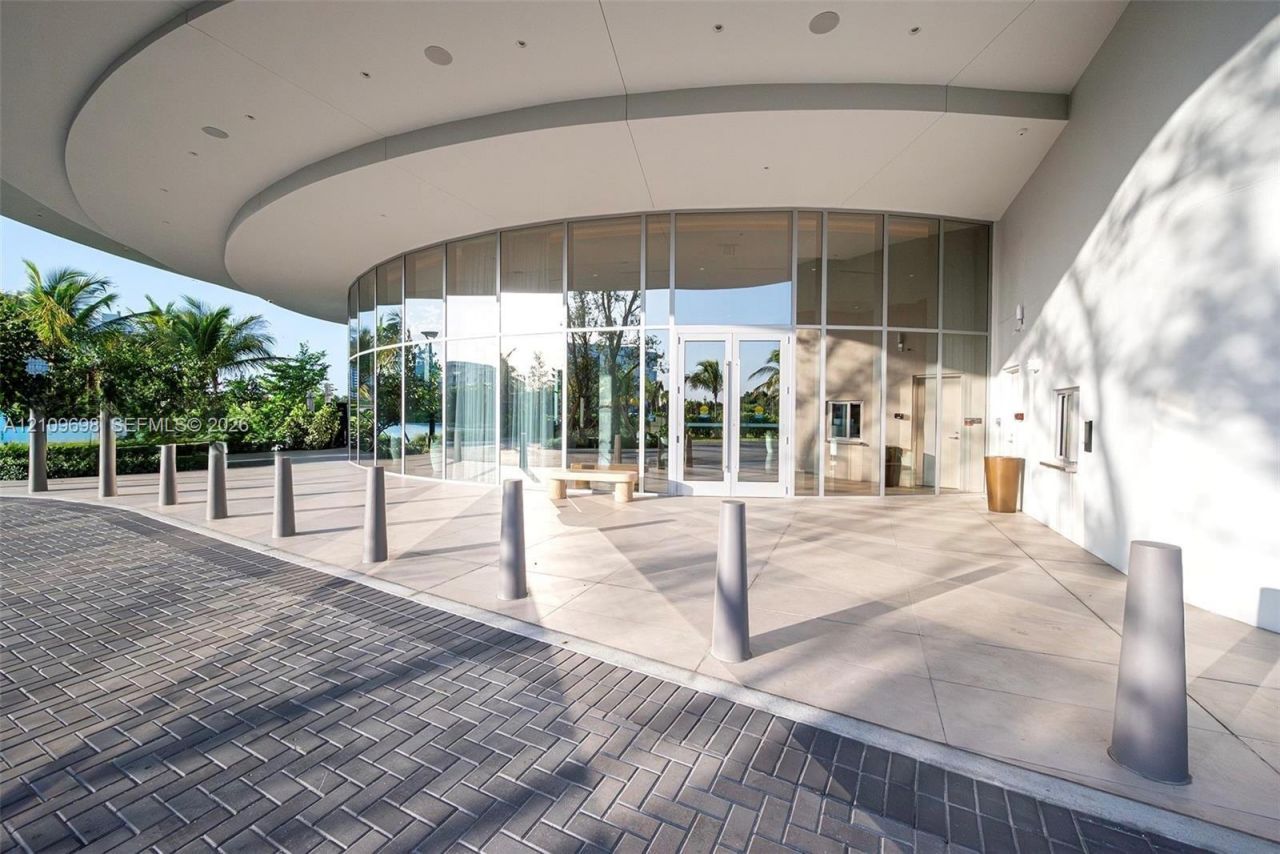 2411 Laguna Circle, Unit 810, North Miami, FL 33181 Photo